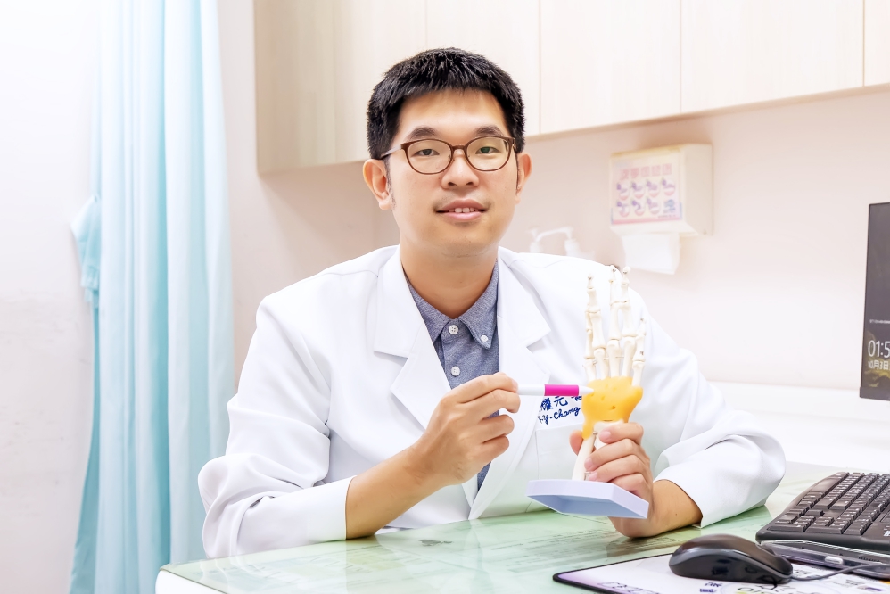 %E5%9C%961%E6%9D%B1%E5%85%83%E7%B6%9C%E5%90%88%E9%86%AB%E9%99%A2%E9%AA%A8%E7%A7%91%E5%BC%B5%E8%80%80%E5%85%83%E4%B8%BB%E6%B2%BB%E9%86%AB%E5%B8%AB%E8%A7%A3%E9%87%8B%E8%85%95%E9%9A%A7%E9%81%93%E7%97%87%E5%80%99%E7%BE%A4%E6%9C%80%E5%85%B8%E5%9E%8B%E7%9A%84%E8%A1%A8%E7%8F%BE%E6%98%AF%E7%97%85%E4%BA%BA%E6%84%9F%E8%A6%BA Fotor