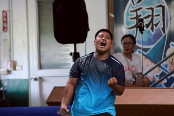 屏東原鄉青年榮獲全國桌球冠軍 展望會十年陪伴助圓夢 10 擊敗對手的瞬間,阿全激動握拳吶喊,熱血歡呼,實現多年追求全國前三的夢想。圖/台灣世界展望會