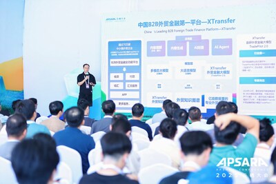 XTransfer資深算法工程師李元吉在大會上進行主題演講