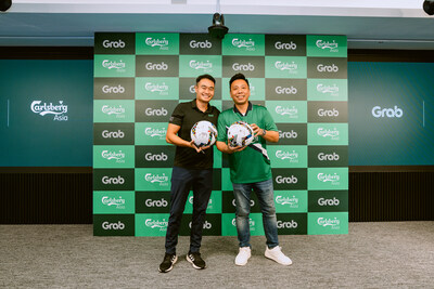 從左至右：Grab集團董事總經理兼區域商務與支持部門負責人Jerry Lim與嘉士伯亞洲國際高端品牌總監Jeff Chong，在為象征雙方團隊精神、共同價值觀與合作力量的足球簽名時，共同見證這一彰顯團結的榮耀時刻。