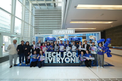 應科院於10月18至26日在香港科學園參與由創新科技署主辦的「創新科技嘉年華」。圖為香港特區政府署理財政司司長黃偉綸先生(右七)、創新科技及工業局局長孫東教授(右六)、創新科技及工業局副局長張曼莉女士(左七)、創新科技署署長李國彬先生(左八)，以及立法會議員容海恩女士(左三)、邱達根先生(左二)及黃錦輝先生(左一)，與應科院董事局主席李惠光工程師(右八)、應科院行政總裁孫耀達博士工程師(右五)和科研團隊合照。