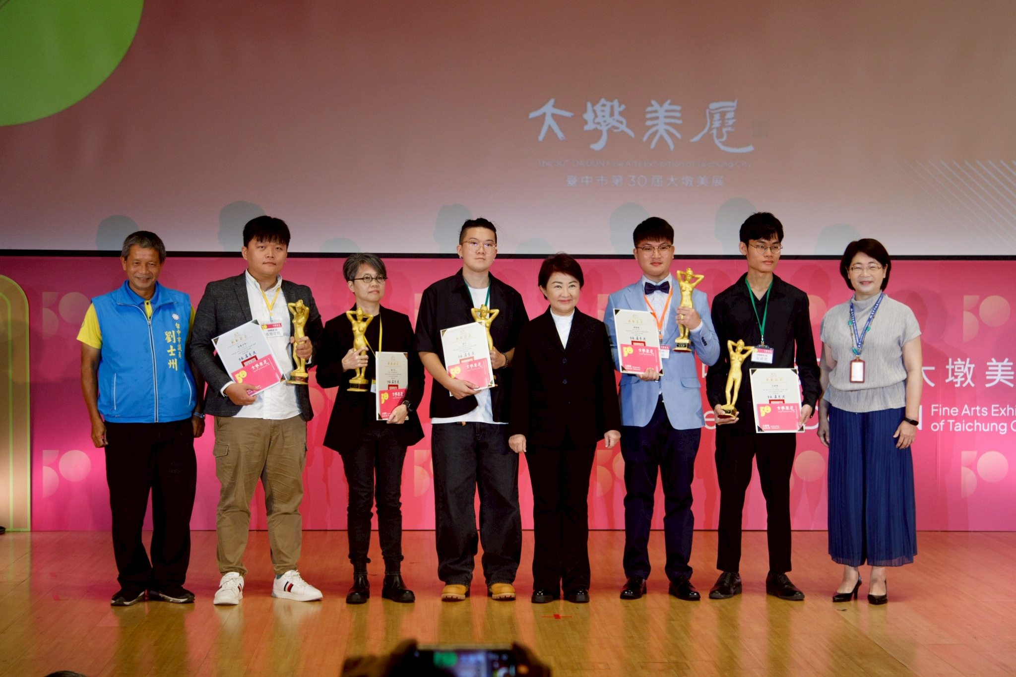 台中市奠定藝壇領導地位 21國競技總獎金569萬元 14 %E7%9B%A7%E5%B8%82%E9%95%B7%E8%88%87%E7%8D%B2%E7%8D%8E%E8%80%85%E5%90%88%E5%BD%B1