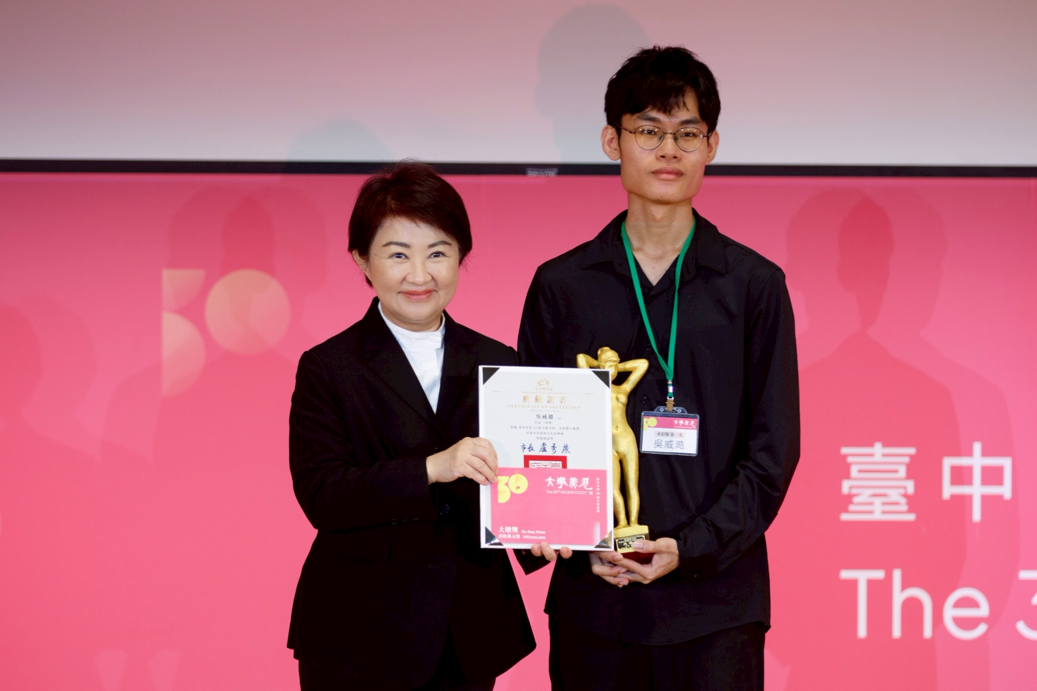 臺中市確立文化之都領導力 大墩美展奠定國際藝壇地位 7 %E7%9B%A7%E5%B8%82%E9%95%B7%E8%88%87%E7%8D%B2%E7%8D%8E%E8%80%85%E5%90%88%E5%BD%B14 1