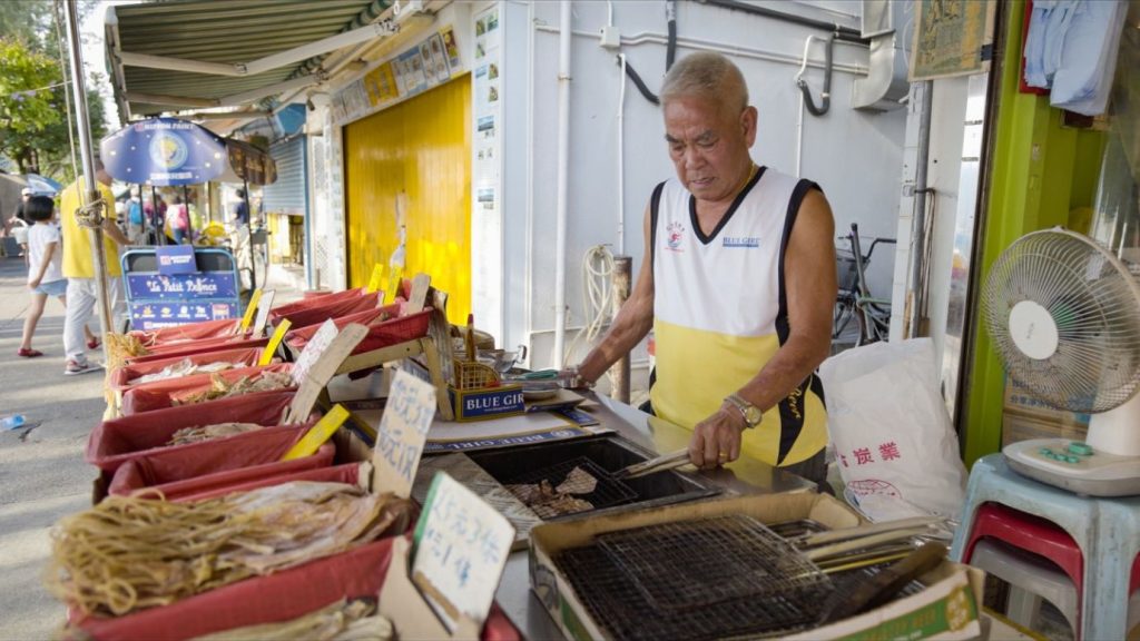 日泰小食描繪位於香港南邊的離島長洲海邊的雜貨攤Taiwan Docs提供 - 報新聞 Mega News %E6%97%A5%E6%B3%B0%E5%B0%8F%E9%A3%9F%E6%8F%8F%E7%B9%AA%E4%BD%8D%E6%96%BC%E9%A6%99%E6%B8%AF%E5%8D%97%E9%82%8A%E7%9A%84%E9%9B%A2%E5%B3%B6%E9%95%B7%E6%B4%B2%E6%B5%B7%E9%82%8A%E7%9A%84%E9%9B%9C%E8%B2%A8%E6%94%A4Taiwan Docs%E6%8F%90%E4%BE%9B 1024x576 1