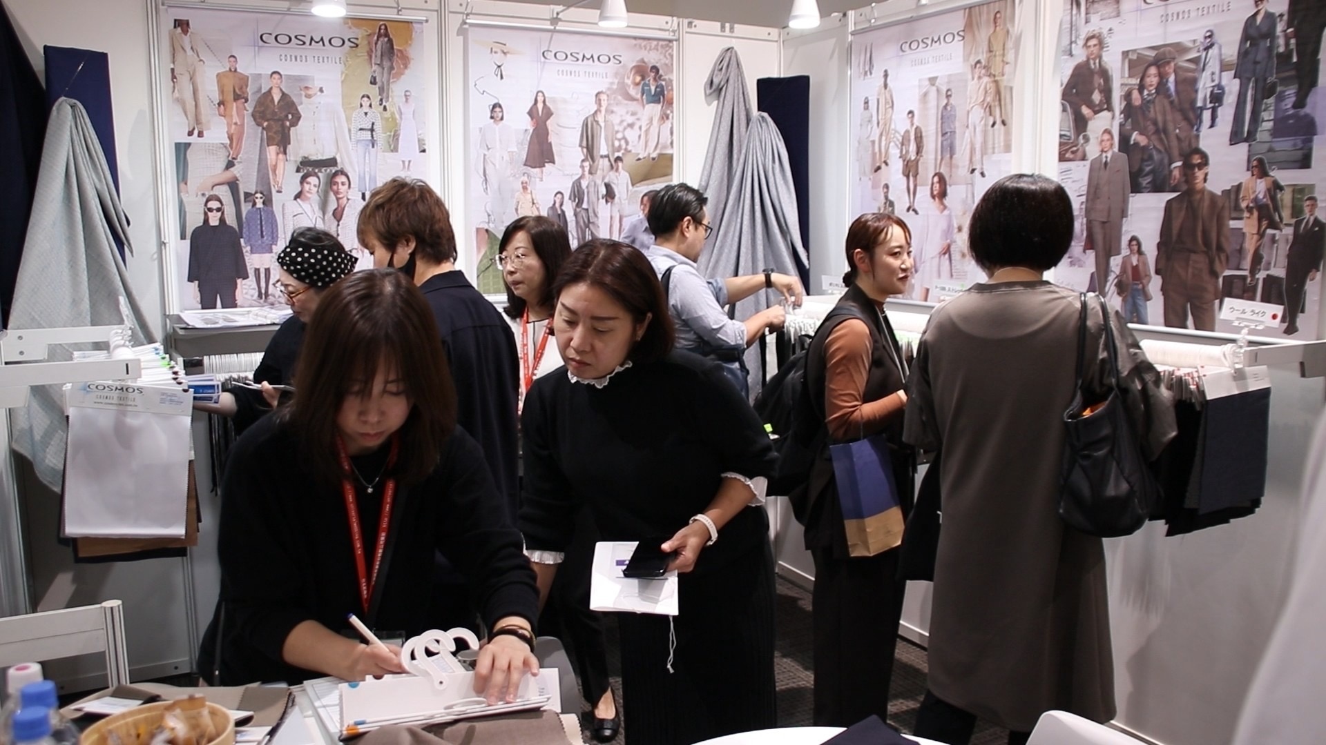 圖四日本工作服制服買家參觀致冠企業攤位 - 報新聞 Mega News %E5%9C%96%E5%9B%9B%E6%97%A5%E6%9C%AC%E5%B7%A5%E4%BD%9C%E6%9C%8D%E5%88%B6%E6%9C%8D%E8%B2%B7%E5%AE%B6%E5%8F%83%E8%A7%80%E8%87%B4%E5%86%A0%E4%BC%81%E6%A5%AD%E6%94%A4%E4%BD%8D