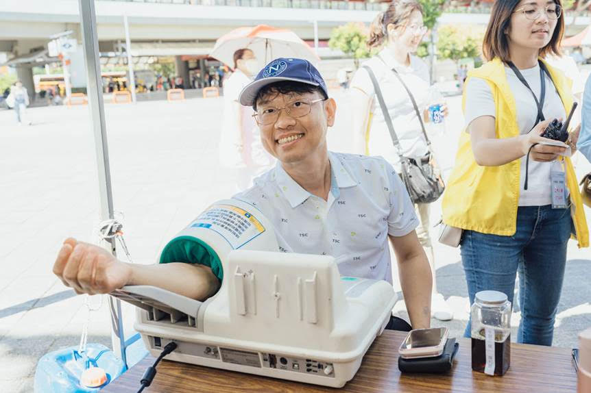 崇越科技號召員工與眷屬響應公益捐血以實際行動守護社會健康圖為崇越科技營運長楊青富 - 報新聞 Mega News %E5%B4%87%E8%B6%8A%E7%A7%91%E6%8A%80%E8%99%9F%E5%8F%AC%E5%93%A1%E5%B7%A5%E8%88%87%E7%9C%B7%E5%B1%AC%E9%9F%BF%E6%87%89%E5%85%AC%E7%9B%8A%E6%8D%90%E8%A1%80%E4%BB%A5%E5%AF%A6%E9%9A%9B%E8%A1%8C%E5%8B%95%E5%AE%88%E8%AD%B7%E7%A4%BE%E6%9C%83%E5%81%A5%E5%BA%B7%E5%9C%96%E7%82%BA%E5%B4%87%E8%B6%8A%E7%A7%91%E6%8A%80%E7%87%9F%E9%81%8B%E9%95%B7%E6%A5%8A%E9%9D%92%E5%AF%8C