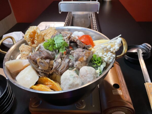 不是羊肉爐專賣店,卻煮出高雄五十年的老味道——「羊騷殿」溫潤登場 16 紅燒羊肉爐湯色深濃、入口卻出奇地溫潤順口,紅燒中帶著淡淡沙茶香,是高雄五十年老味道的傳承。圖/朱立君攝