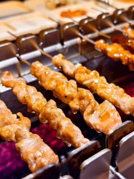 不是羊肉爐專賣店,卻煮出高雄五十年的老味道——「羊騷殿」溫潤登場 17 紐西蘭小羔羊肋條現烤上桌,肉質細嫩毫無羶味,不需自己動手烤,輕鬆享受職人火候的完美口感。圖/朱立君攝