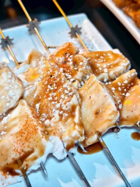 不是羊肉爐專賣店,卻煮出高雄五十年的老味道——「羊騷殿」溫潤登場 18 看似油膩的羊油,經炙烤後香氣奔放、入口卻帶著淡淡甜味與乳香,讓人對羊油完全改觀。圖/朱立君攝