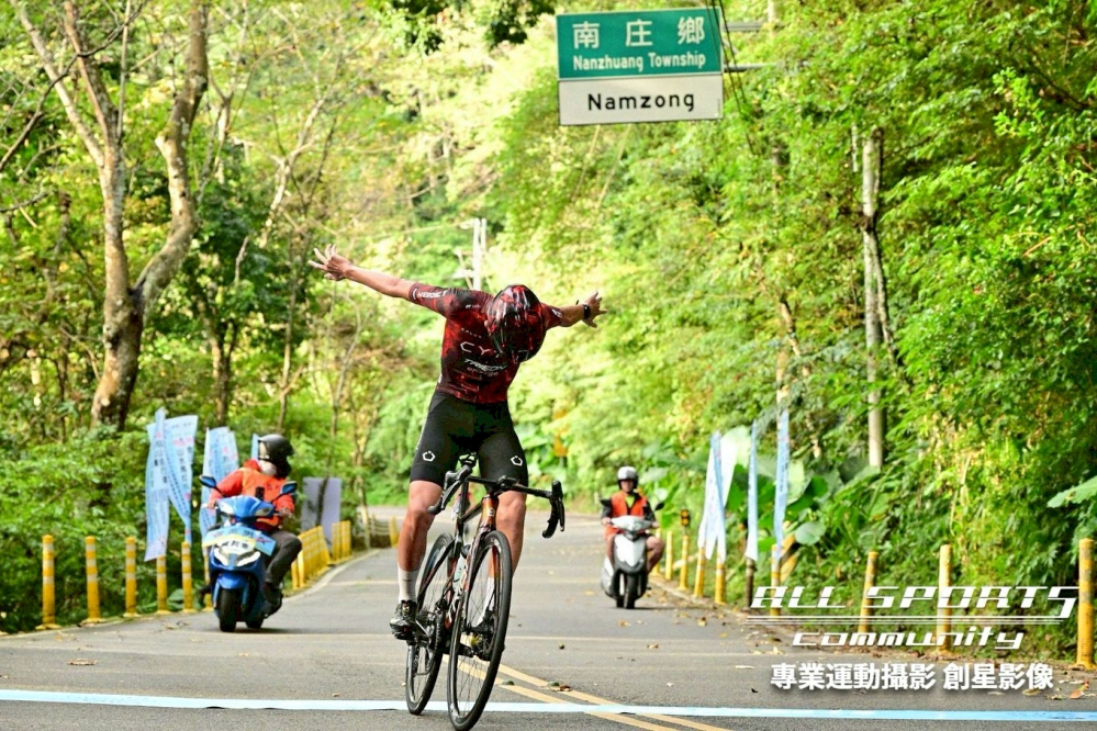 2-TEAM CYTO TRIGON 憑張祐誠以 28分02秒 單飛勇奪冠軍南庄鄉農會提供賽後新聞照片_Fotor - 報新聞 Mega News 2 TEAM CYTO TRIGON %E6%86%91%E5%BC%B5%E7%A5%90%E8%AA%A0%E4%BB%A5 28%E5%88%8602%E7%A7%92 %E5%96%AE%E9%A3%9B%E5%8B%87%E5%A5%AA%E5%86%A0%E8%BB%8D%E5%8D%97%E5%BA%84%E9%84%89%E8%BE%B2%E6%9C%83%E6%8F%90%E4%BE%9B%E8%B3%BD%E5%BE%8C%E6%96%B0%E8%81%9E%E7%85%A7%E7%89%87 Fotor
