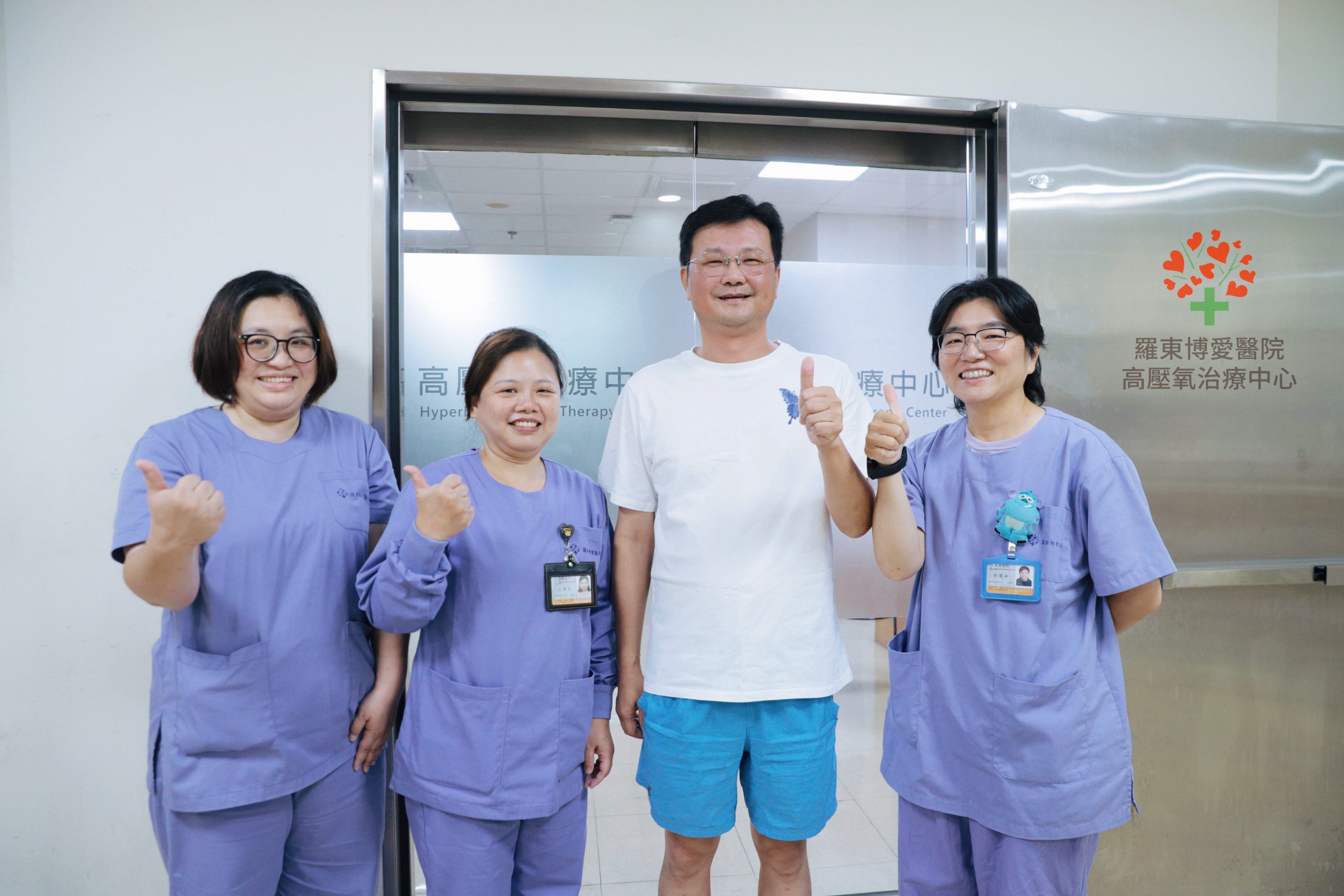 吳先生右起二表示經過一連串復健及高壓氧的整合治療後感覺自己逐漸清醒大腦正在 - 報新聞 Mega News %E5%90%B3%E5%85%88%E7%94%9F%E5%8F%B3%E8%B5%B7%E4%BA%8C%E8%A1%A8%E7%A4%BA%E7%B6%93%E9%81%8E%E4%B8%80%E9%80%A3%E4%B8%B2%E5%BE%A9%E5%81%A5%E5%8F%8A%E9%AB%98%E5%A3%93%E6%B0%A7%E7%9A%84%E6%95%B4%E5%90%88%E6%B2%BB%E7%99%82%E5%BE%8C%E6%84%9F%E8%A6%BA%E8%87%AA%E5%B7%B1%E9%80%90%E6%BC%B8%E6%B8%85%E9%86%92%E5%A4%A7%E8%85%A6%E6%AD%A3%E5%9C%A8 scaled 1