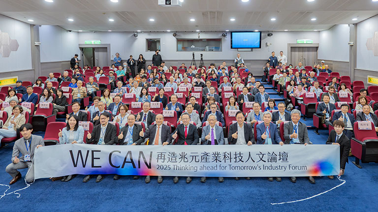 張善政出席「WE CAN再造兆元產業科技人文論壇」 倡臺灣前進AI深水區創新契機 2 20251024193224 a5909f65