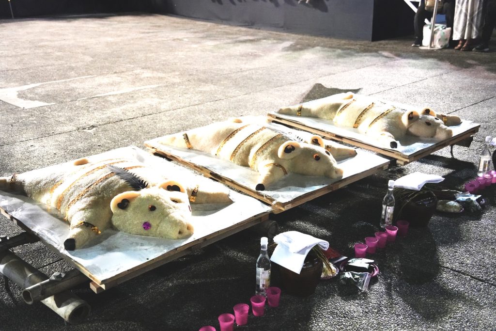 圖片六吉貝耍 Ta-ai夜祭拜豬改以3隻mai豬米糕豬糯米蒸熟的飯製作成豬隻樣態代 - 報新聞 Mega News %E5%9C%96%E7%89%87%E5%85%AD%E5%90%89%E8%B2%9D%E8%80%8D Ta ai%E5%A4%9C%E7%A5%AD%E6%8B%9C%E8%B1%AC%E6%94%B9%E4%BB%A53%E9%9A%BBmai%E8%B1%AC%E7%B1%B3%E7%B3%95%E8%B1%AC%E7%B3%AF%E7%B1%B3%E8%92%B8%E7%86%9F%E7%9A%84%E9%A3%AF%E8%A3%BD%E4%BD%9C%E6%88%90%E8%B1%AC%E9%9A%BB%E6%A8%A3%E6%85%8B%E4%BB%A3 1024x683 1