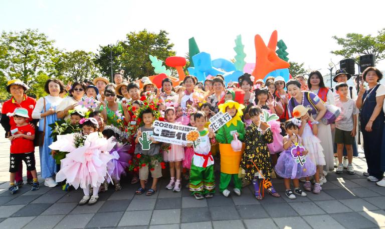 全民設計散步日-《花田衣秀|花漾行》 王惠美身穿花卉色彩服裝走上田尾步道 4 20251025175338 7a9a6f91
