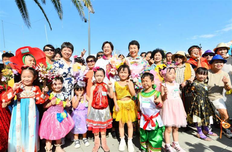 全民設計散步日-《花田衣秀|花漾行》 王惠美身穿花卉色彩服裝走上田尾步道 5 20251025175354 4dad65c0