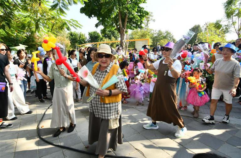 全民設計散步日-《花田衣秀|花漾行》 王惠美身穿花卉色彩服裝走上田尾步道 6 20251025175412 2625e0ad