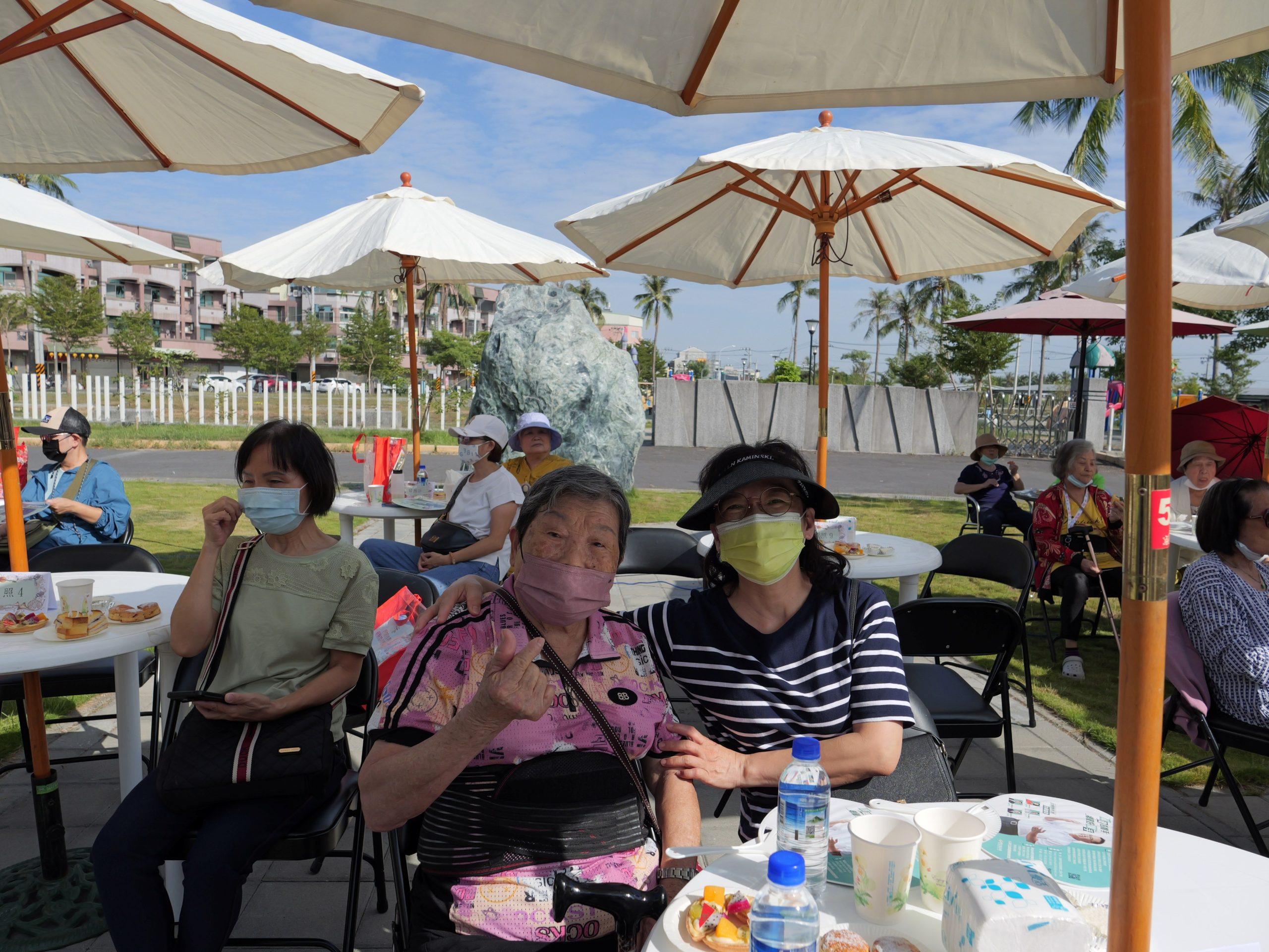 日照長輩開心與女兒合影女兒也珍惜這次難得的機會陪伴母親 - 報新聞 Mega News %E6%97%A5%E7%85%A7%E9%95%B7%E8%BC%A9%E9%96%8B%E5%BF%83%E8%88%87%E5%A5%B3%E5%85%92%E5%90%88%E5%BD%B1%E5%A5%B3%E5%85%92%E4%B9%9F%E7%8F%8D%E6%83%9C%E9%80%99%E6%AC%A1%E9%9B%A3%E5%BE%97%E7%9A%84%E6%A9%9F%E6%9C%83%E9%99%AA%E4%BC%B4%E6%AF%8D%E8%A6%AA scaled 1