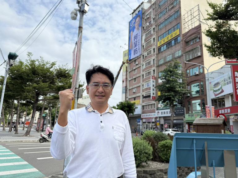 柯呈枋宣布參戰! 彰化火車站前首掛看板,喊「彰化強UP」拚起來 4 20251027004916 4f4f7100