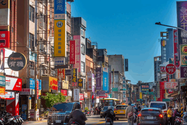 「宜雄盛筵」位處繁華的中正路商圈靜巷，為宜雄建設與桃園市政府攜手推動的首宗公私合力都更案，未來桃園市立圖書館分館將進駐社區2樓，「與文化共居」成為一大亮點。圖/業者提供