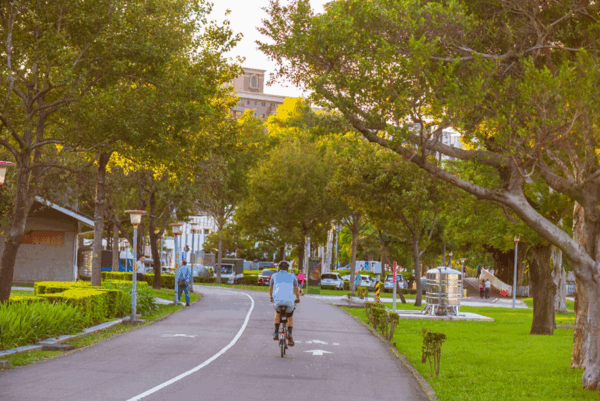 「宜雄盛筵」享有絕佳地段優勢，位處市中心繁華商圈且鄰近小檜溪河濱公園，可享受隨時親近大自然的綠意生活。圖/業者提供