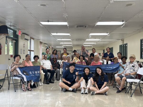 銀享力團隊與美國PSS Parkside Center學員及負責人合影。圖/教育部青年發展署提供