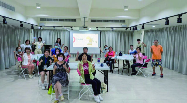 銀享力團隊與美國PSS Parkside Center學員及負責人合影。圖/教育部青年發展署提供