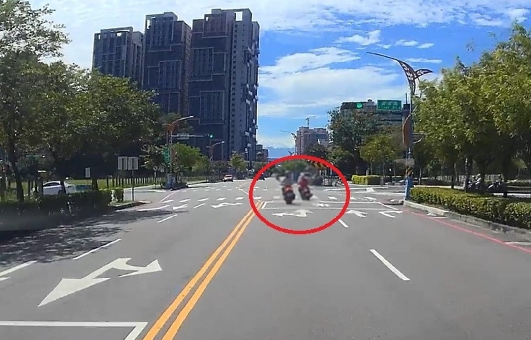 ▲圖說：79歲的林女騎機車路口「左轉鬼切」，造成後方機車緊急剎車後打滑摔倒 （圖／台中市政府 提供）