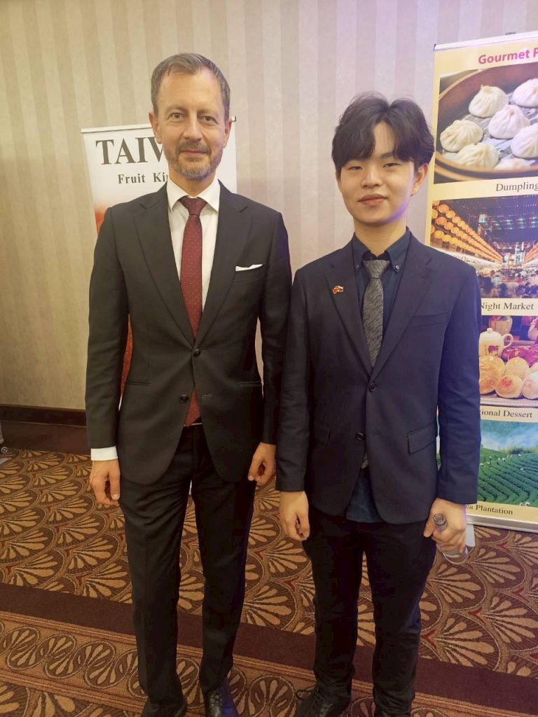 VIS%E5%9C%8B%E9%9A%9B%E5%AF%A6%E9%A9%973 768x1024 1