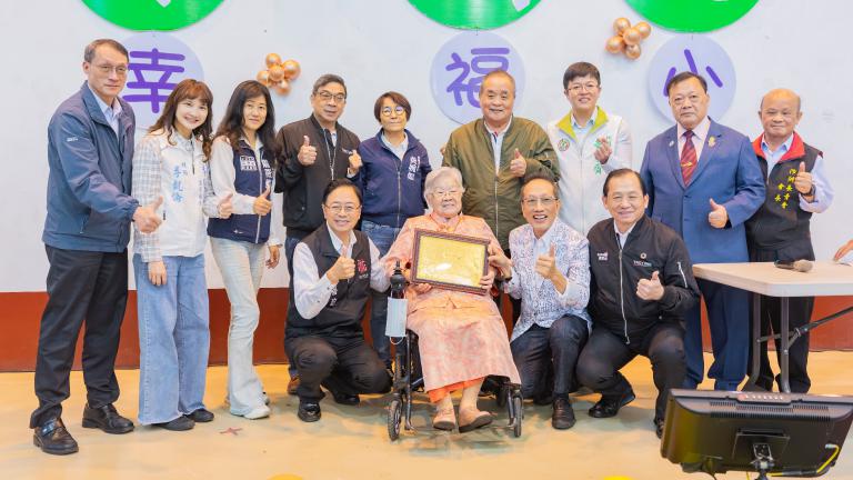 汴洲重陽敬老餐會登場 張善政:打造高齡友善幸福城 2 20251028205651 3908d11f