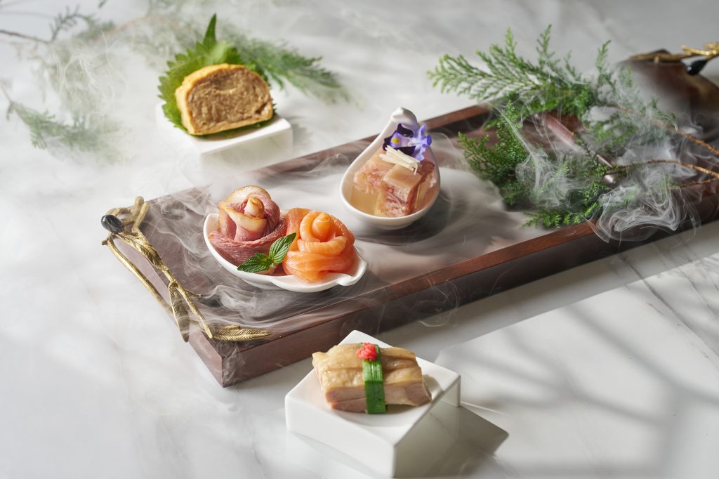 前饌由鴛鴦海陸玫瑰花中埔里紹興醉雞腿下鎮江水晶胭脂肉右茶燻金縷香素鵝上四道江浙手工料理組成口感豐富台北福華大飯店提供 - 報新聞 Mega News %E5%89%8D%E9%A5%8C%E7%94%B1%E9%B4%9B%E9%B4%A6%E6%B5%B7%E9%99%B8%E7%8E%AB%E7%91%B0%E8%8A%B1%E4%B8%AD%E5%9F%94%E9%87%8C%E7%B4%B9%E8%88%88%E9%86%89%E9%9B%9E%E8%85%BF%E4%B8%8B%E9%8E%AE%E6%B1%9F%E6%B0%B4%E6%99%B6%E8%83%AD%E8%84%82%E8%82%89%E5%8F%B3%E8%8C%B6%E7%87%BB%E9%87%91%E7%B8%B7%E9%A6%99%E7%B4%A0%E9%B5%9D%E4%B8%8A%E5%9B%9B%E9%81%93%E6%B1%9F%E6%B5%99%E6%89%8B%E5%B7%A5%E6%96%99%E7%90%86%E7%B5%84%E6%88%90%E5%8F%A3%E6%84%9F%E8%B1%90%E5%AF%8C%E5%8F%B0%E5%8C%97%E7%A6%8F%E8%8F%AF%E5%A4%A7%E9%A3%AF%E5%BA%97%E6%8F%90%E4%BE%9B 1024x682 1