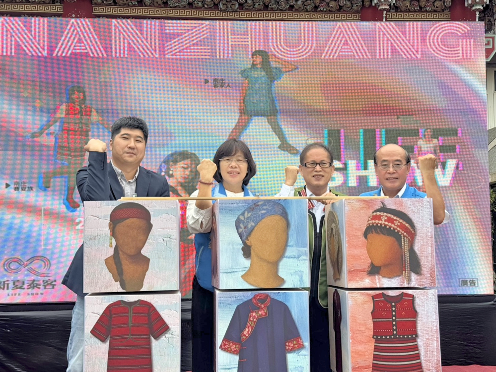 2 %E7%BE%85%E6%98%A5%E8%93%AE%E9%84%89%E9%95%B7%E8%A1%A8%E7%A4%BA%E5%B0%87%E6%96%BC11%E6%9C%881%E6%97%A5%E8%87%B32%E6%97%A5%E5%9C%A8%E5%8D%97%E5%BA%84%E9%81%8A%E5%AE%A2%E4%B8%AD%E5%BF%83%E6%88%B6%E5%A4%96%E5%BB%A3%E5%A0%B4%E7%9B%9B%E5%A4%A7%E7%99%BB%E5%A0%B4 0 Fotor