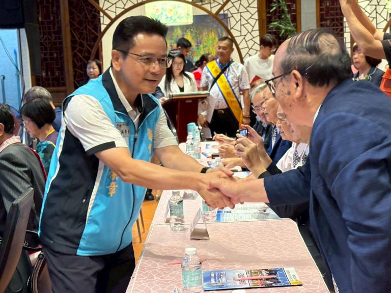 積極擺脫同溫層 彰化縣長參選人洪榮章靠社群突圍 3 20251029013032 e8f50af1