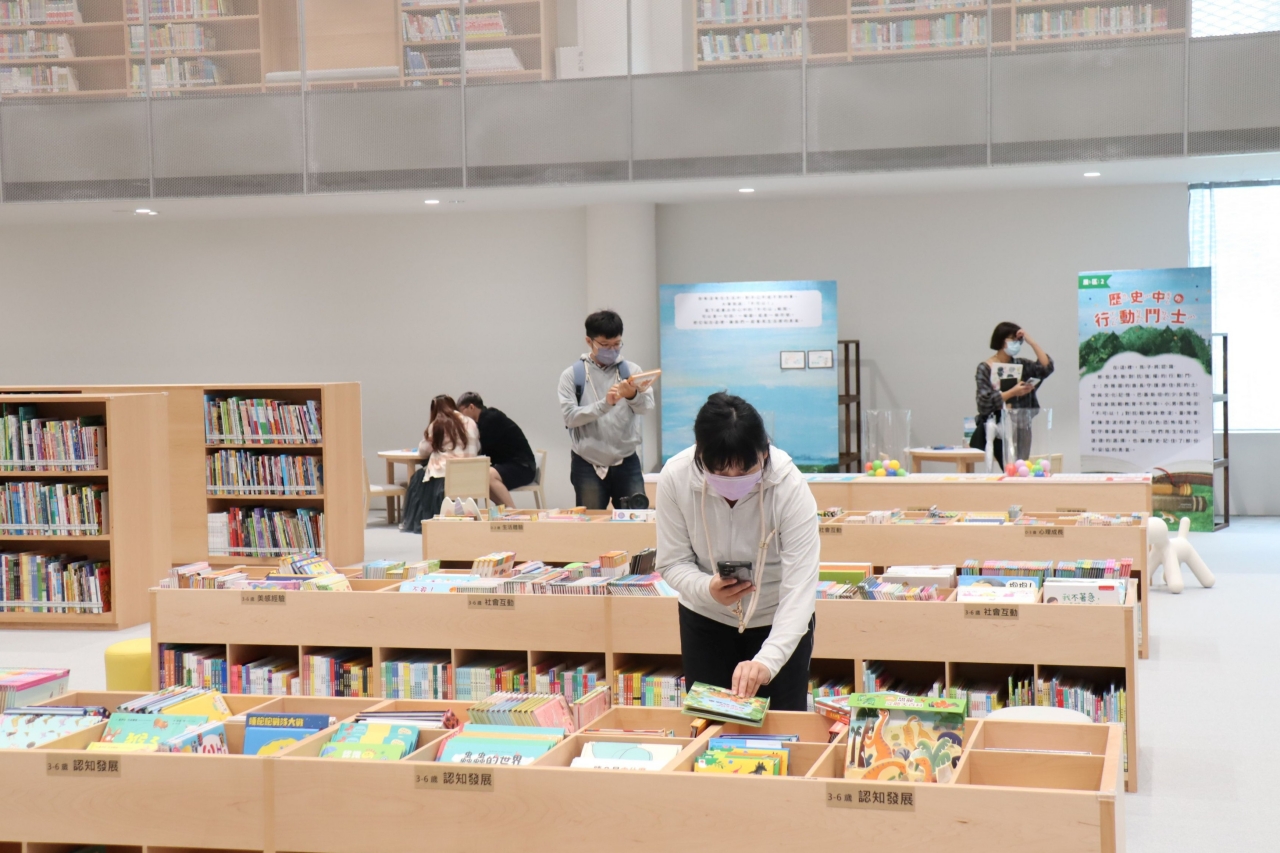 %E6%B0%91%E7%9C%BE%E5%8F%AF%E6%96%BC%E5%9C%96%E6%9B%B8%E9%A4%A8%E5%90%84%E9%96%B1%E8%A6%BD%E5%8D%80%E6%89%8B%E6%A9%9F%E5%80%9F%E6%9B%B8 %E5%9C%96%E7%89%87%E4%BE%86%E6%BA%90 %E5%8F%B0%E4%B8%AD%E5%B8%82%E7%AB%8B%E5%9C%96%E6%9B%B8%E9%A4%A8