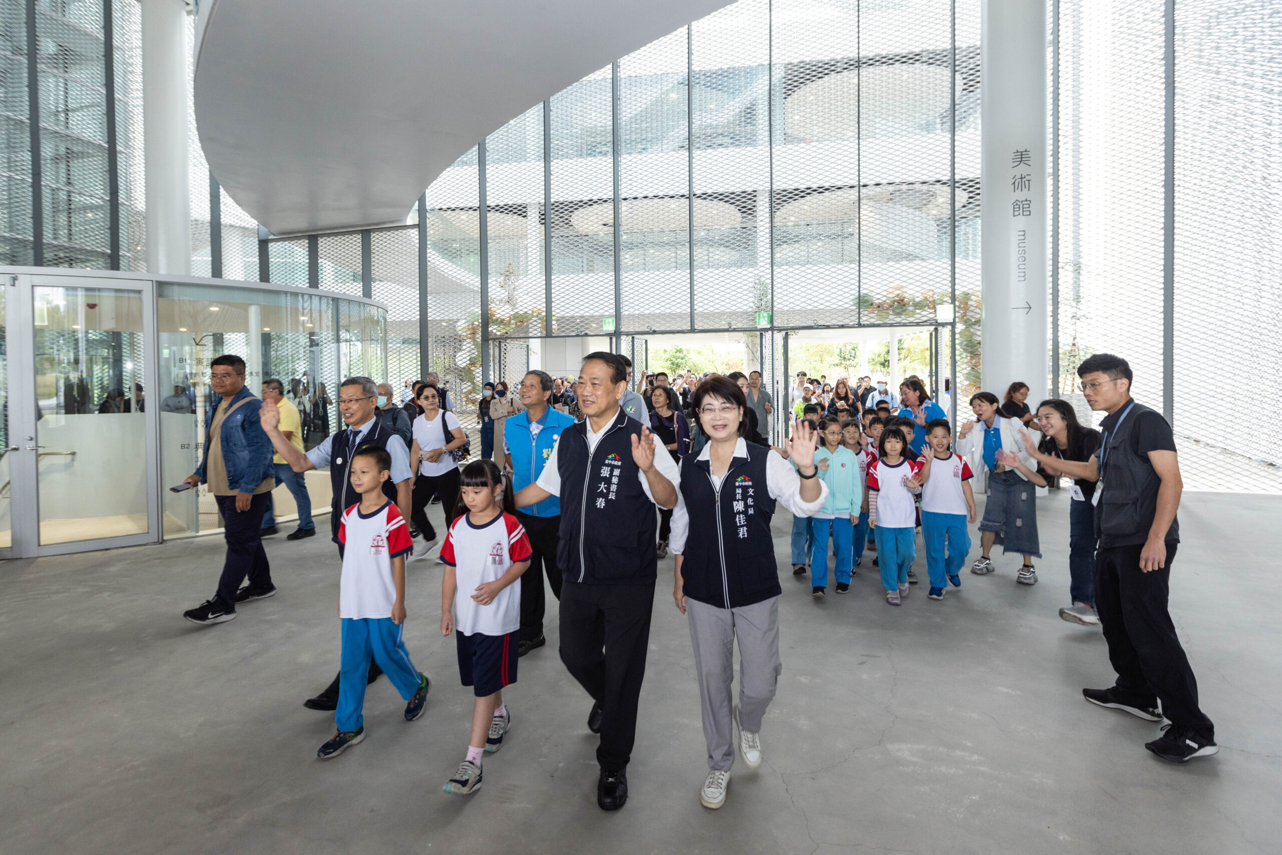 %E5%BC%B5%E5%A4%A7%E6%98%A5%E5%89%AF%E7%A7%98%E6%9B%B8%E9%95%B7 %E5%BB%BA%E8%A8%AD%E5%B1%80%E9%99%B3%E5%A4%A7%E7%94%B0%E5%B1%80%E9%95%B7 %E6%96%87%E5%8C%96%E5%B1%80%E9%99%B3%E4%BD%B3%E5%90%9B%E5%B1%80%E9%95%B7%E5%B8%B6%E9%A0%98%E6%B0%91%E7%9C%BE%E9%80%B2%E9%A4%A8 %E5%9C%96%E7%89%87%E4%BE%86%E6%BA%90 %E5%8F%B0%E4%B8%AD%E5%B8%82%E7%AB%8B%E7%BE%8E%E8%A1%93%E9%A4%A8 scaled