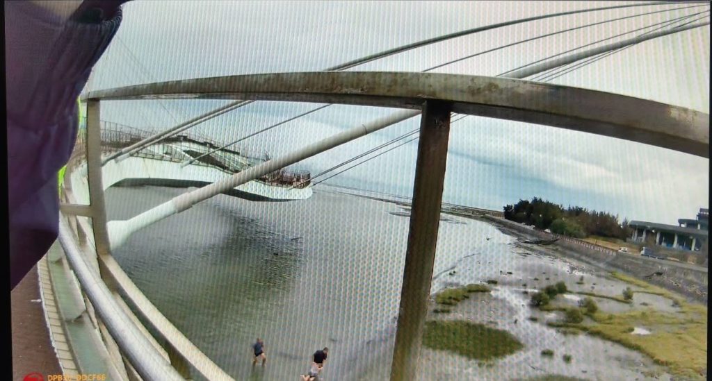 高美濕地景觀橋女子跳橋 警民合力及時搶救 3 S 34676787 0 1024x549 1