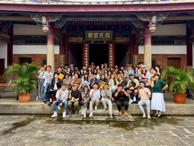 玄奘USR攜手青年漫畫家詮釋新埔詩意 夏宜嵐個人漫畫展《杜潘芳格的時間繪卷》登場 3 20251029133135 241e0c83