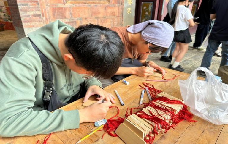 玄奘USR攜手青年漫畫家詮釋新埔詩意 夏宜嵐個人漫畫展《杜潘芳格的時間繪卷》登場 4 20251029133225 c5753101