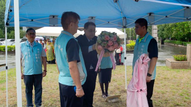 新竹榮民服務處慶祝輔導會成立71週年暨第47屆榮民節大會 不畏風雨向先總統蔣公獻花致敬 5 20251029143546 a9e277b0