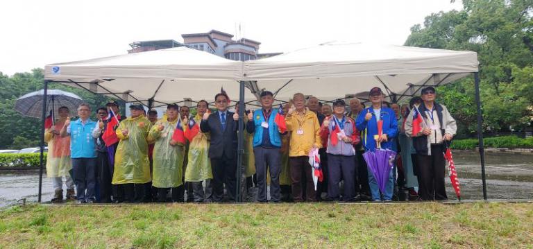 新竹榮民服務處慶祝輔導會成立71週年暨第47屆榮民節大會 不畏風雨向先總統蔣公獻花致敬 6 20251029143510 e31cf278