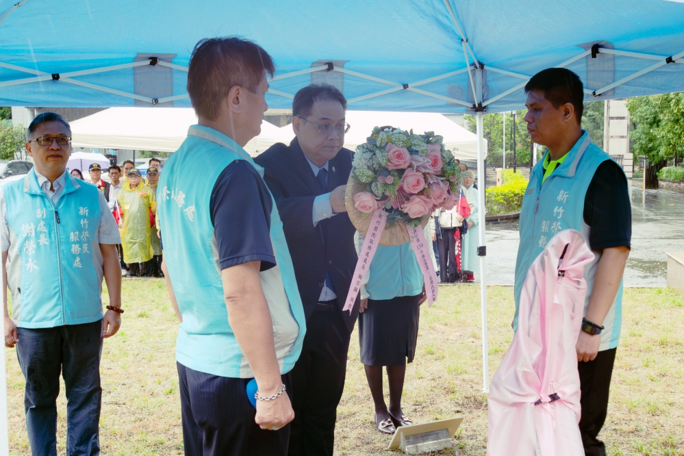 - 報新聞 Mega News %E5%9C%964%E9%9E%A0%E5%AE%97%E9%A1%AF%E8%99%95%E9%95%B7%E7%8E%87%E5%89%AF%E8%99%95%E9%95%B7%E5%8F%8A%E7%B8%BD%E5%B9%B9%E4%BA%8B%E7%AD%89%E5%85%A8%E9%AB%94%E4%BA%BA%E5%93%A1%E5%90%91%E5%85%88%E7%B8%BD%E7%B5%B1%E8%94%A3%E5%85%AC%E9%8A%85%E5%83%8F%E7%8D%BB%E8%8A%B1%E8%87%B4%E6%95%AC Fotor