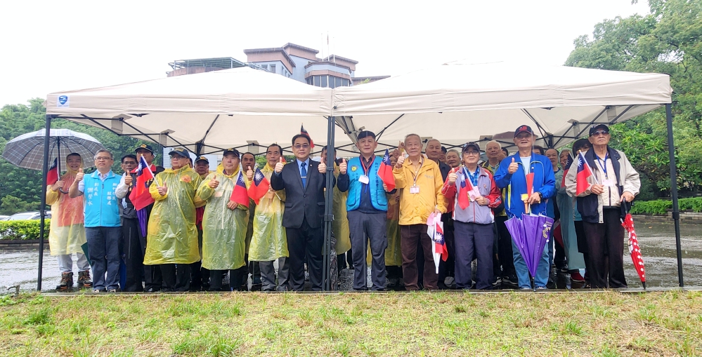 圖3退伍軍人社團代表榮車中心主任及榮民眷不畏風雨於雨中向先總統蔣公致敬並合影留念_Fotor - 報新聞 Mega News %E5%9C%963%E9%80%80%E4%BC%8D%E8%BB%8D%E4%BA%BA%E7%A4%BE%E5%9C%98%E4%BB%A3%E8%A1%A8%E6%A6%AE%E8%BB%8A%E4%B8%AD%E5%BF%83%E4%B8%BB%E4%BB%BB%E5%8F%8A%E6%A6%AE%E6%B0%91%E7%9C%B7%E4%B8%8D%E7%95%8F%E9%A2%A8%E9%9B%A8%E6%96%BC%E9%9B%A8%E4%B8%AD%E5%90%91%E5%85%88%E7%B8%BD%E7%B5%B1%E8%94%A3%E5%85%AC%E8%87%B4%E6%95%AC%E4%B8%A6%E5%90%88%E5%BD%B1%E7%95%99%E5%BF%B5 Fotor