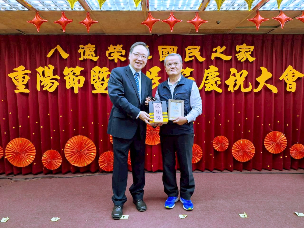 八德榮家酆世俊主任圖左感謝承包護理委外的東翔人力資源有限公司對榮家住民照護工作長期支持_Fotor - 報新聞 Mega News %E5%85%AB%E5%BE%B7%E6%A6%AE%E5%AE%B6%E9%85%86%E4%B8%96%E4%BF%8A%E4%B8%BB%E4%BB%BB%E5%9C%96%E5%B7%A6%E6%84%9F%E8%AC%9D%E6%89%BF%E5%8C%85%E8%AD%B7%E7%90%86%E5%A7%94%E5%A4%96%E7%9A%84%E6%9D%B1%E7%BF%94%E4%BA%BA%E5%8A%9B%E8%B3%87%E6%BA%90%E6%9C%89%E9%99%90%E5%85%AC%E5%8F%B8%E5%B0%8D%E6%A6%AE%E5%AE%B6%E4%BD%8F%E6%B0%91%E7%85%A7%E8%AD%B7%E5%B7%A5%E4%BD%9C%E9%95%B7%E6%9C%9F%E6%94%AF%E6%8C%81 Fotor