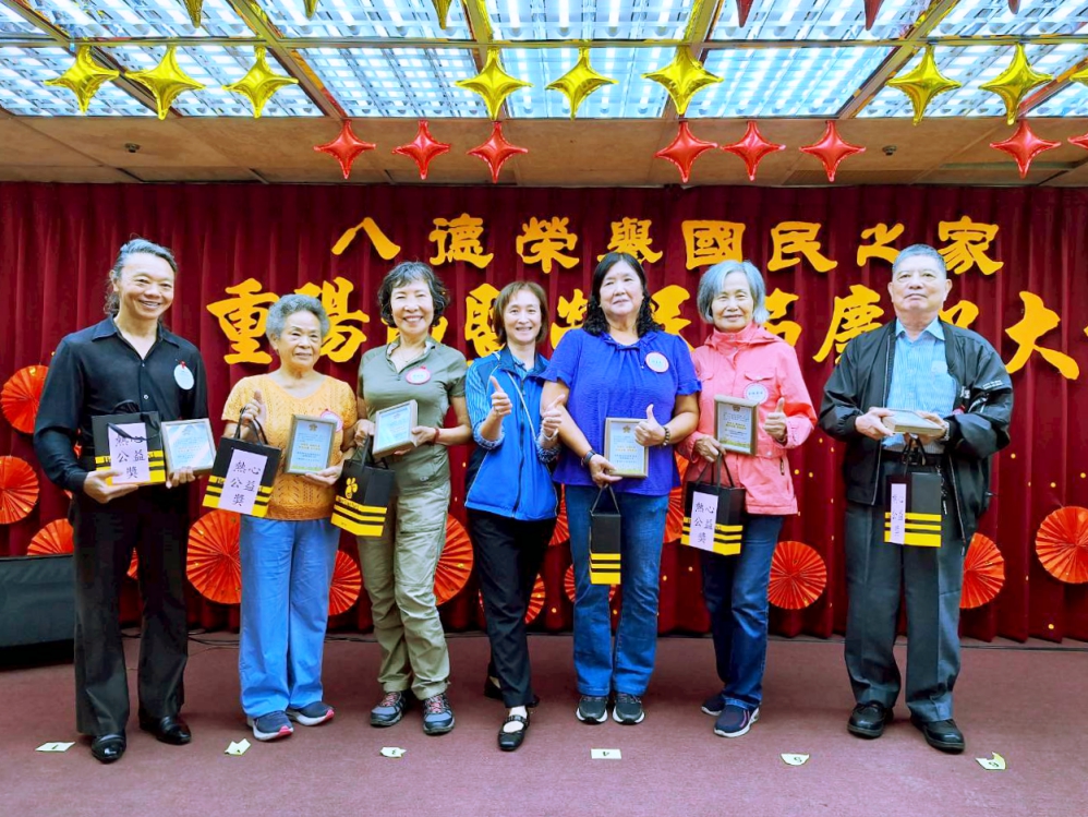 - 報新聞 Mega News %E5%85%AB%E5%BE%B7%E6%A6%AE%E5%AE%B6%E4%BF%9D%E5%81%A5%E7%B5%84%E9%BB%83%E6%B7%91%E7%90%B4%E7%B5%84%E9%95%B7%E4%B8%AD%E9%A0%92%E7%99%BC%E7%86%B1%E5%BF%83%E5%85%AC%E7%9B%8A%E7%8D%8E %E6%84%9F%E8%AC%9D%E4%BD%8F%E6%B0%91%E9%BB%98%E9%BB%98%E7%82%BA%E6%A6%AE%E5%AE%B6%E4%BB%98%E5%87%BA Fotor