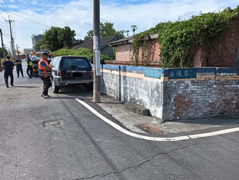 註銷車輛僥倖停路邊,監理站一查還欠五萬元 當場遭拖吊再追繳稅費 3 20251030013056 a9759e64