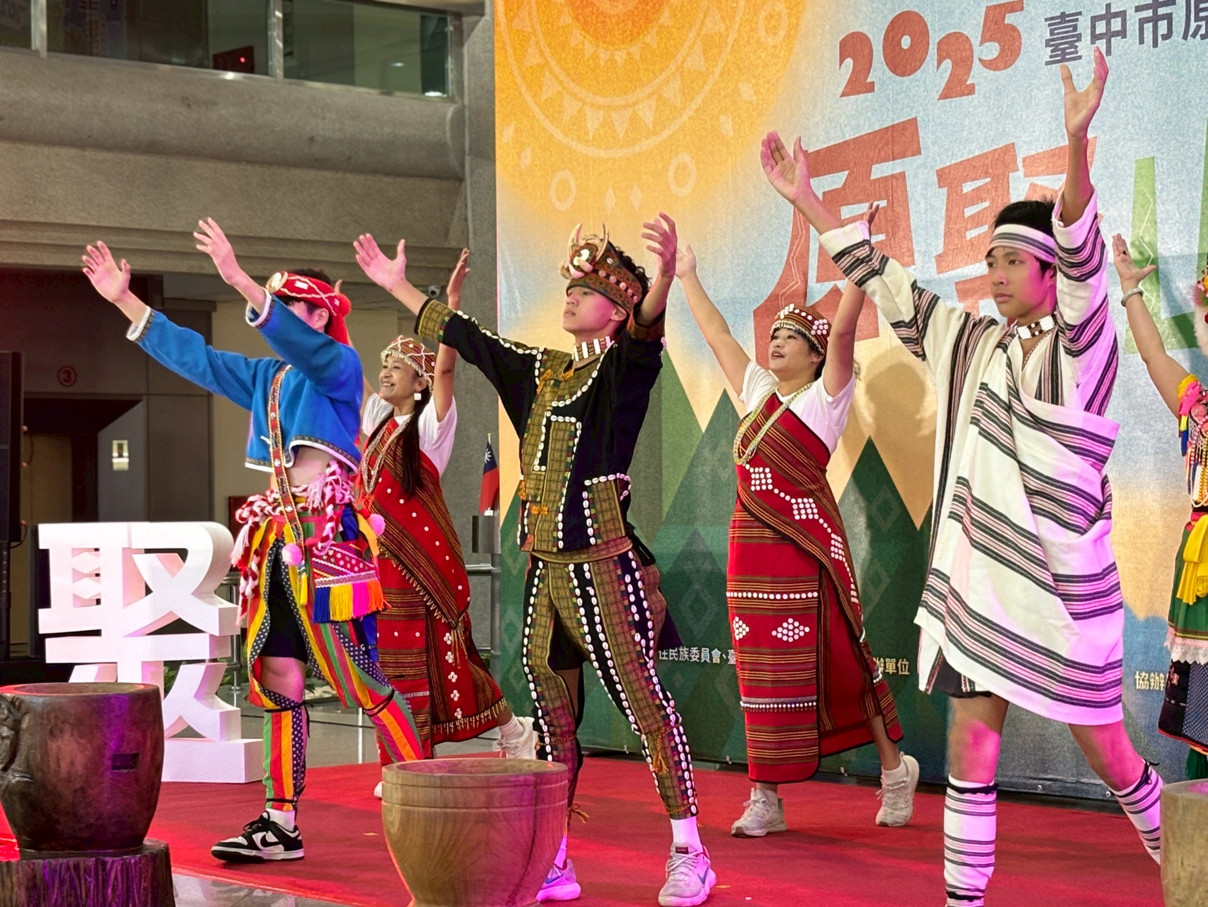 當「原民文化節」遇上地方經濟學 臺中「原聚・山海屯」機會與挑戰 20 %E9%96%8B%E5%A0%B4%E8%A1%A8%E6%BC%94 %E5%8F%B0%E7%81%A3%E5%8E%9F%E4%BD%8F%E6%B0%91%E5%96%9C%E8%A3%82%E5%85%8B%E6%96%87%E5%8C%96%E8%97%9D%E8%A1%93%E5%9C%98%E5%B8%B6%E4%BE%86 %E5%B1%B1%E6%B5%B7%E5%B1%AF%E8%9E%8D%E5%90%88%E8%88%9E%E8%B9%88 %E7%B5%84%E6%9B%B22