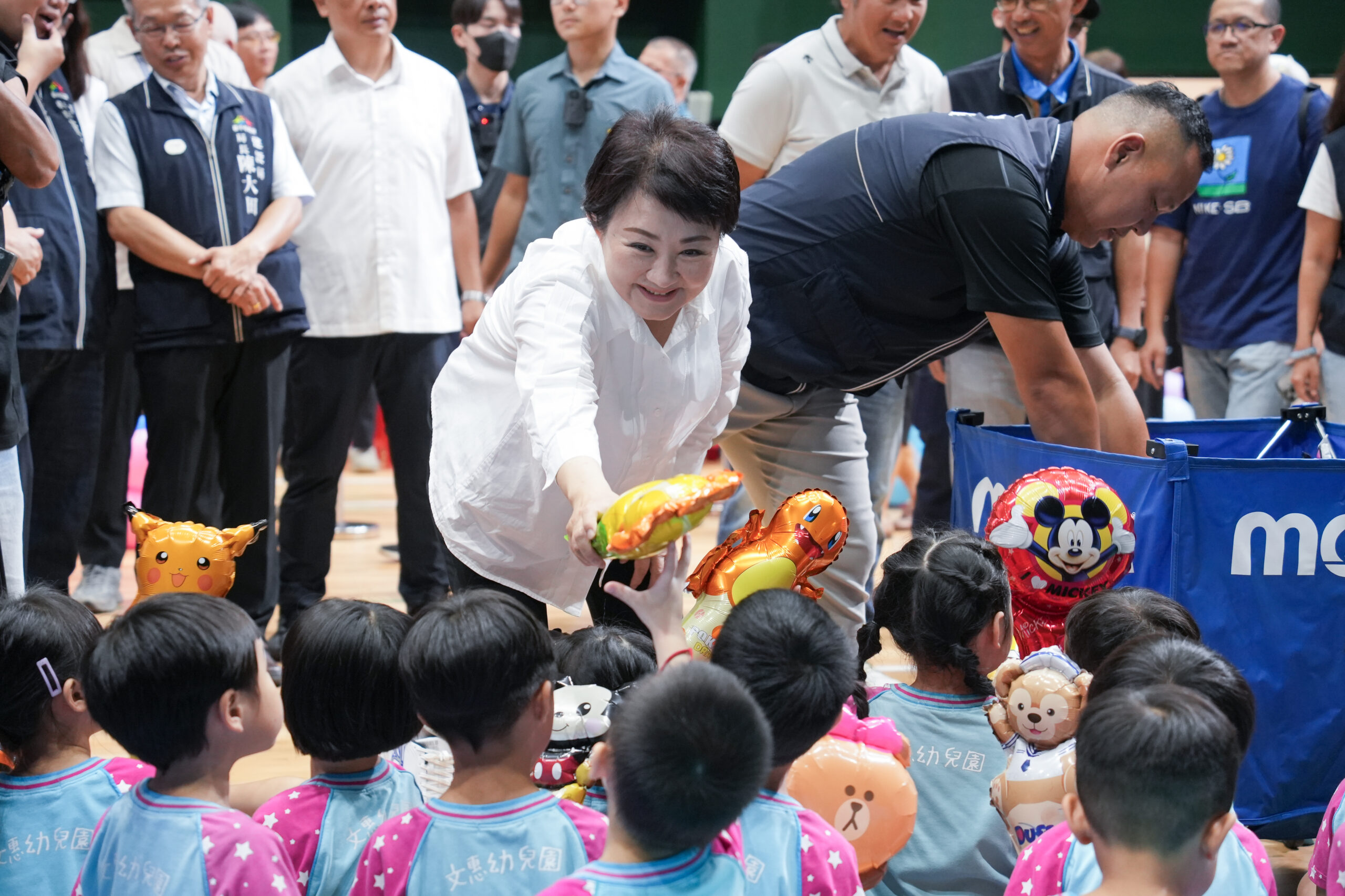台中五項經濟指標稱冠六都 經濟領跑背後的亮點與隱憂 12 %E7%9B%A7%E5%B8%82%E9%95%B7%E8%88%87%E5%B0%8F%E6%9C%8B%E5%8F%8B%E4%BA%92%E5%8B%95 scaled
