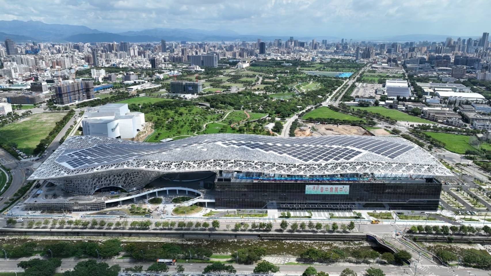 臺中捷運藍線卡陰? 臺中經濟數據蒙陰影 15 12 %E5%8F%B0%E4%B8%AD%E5%9C%8B%E9%9A%9B%E6%9C%83%E5%B1%95%E4%B8%AD%E5%BF%83%E7%A9%BA%E6%8B%8D%E5%9C%96 0