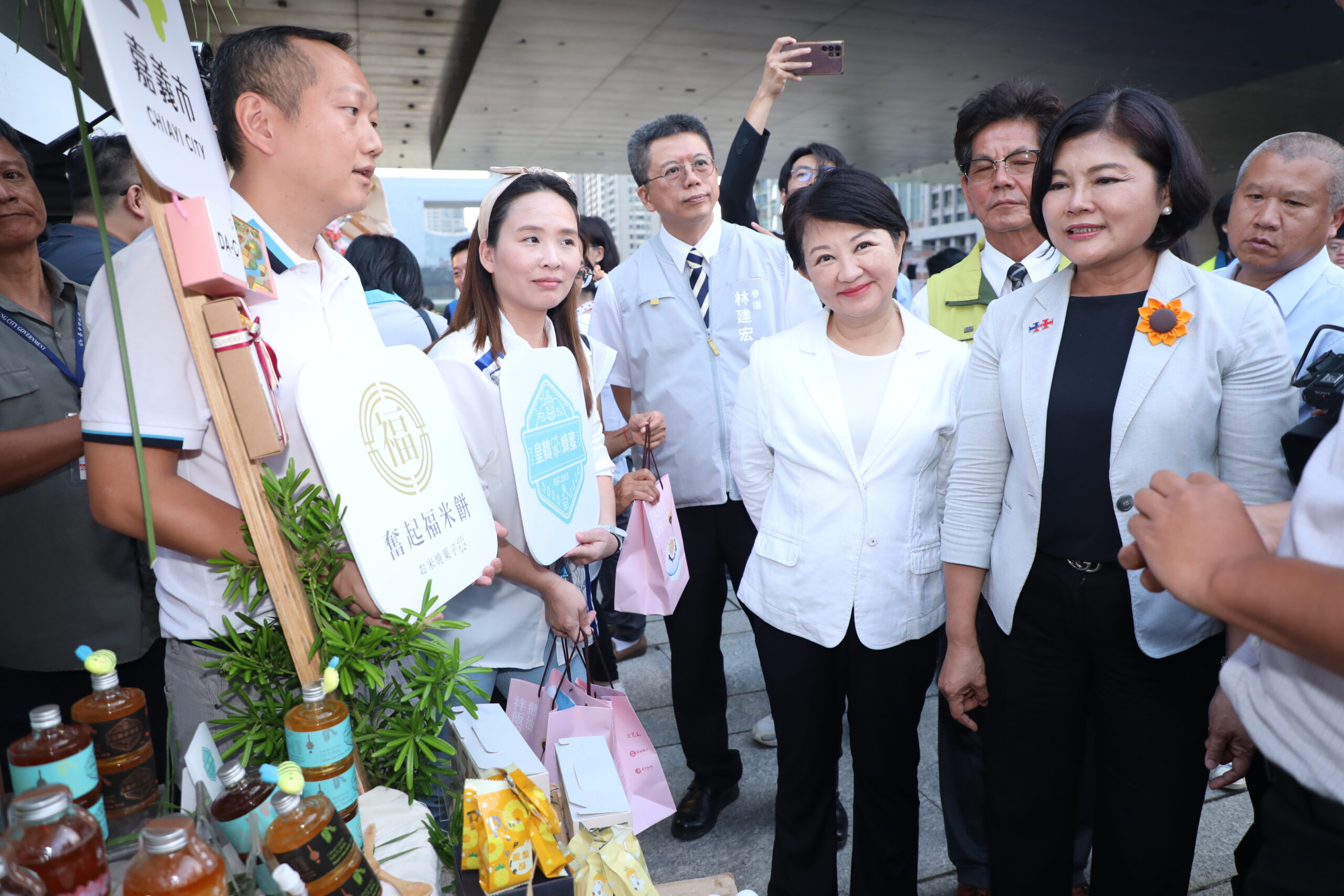 從新社花海看區域經濟整合 中台灣農業區域合作新典範 22 %E5%B8%82%E9%95%B7%E7%9B%A7%E7%A7%80%E7%87%95%E8%88%876%E7%B8%A3%E5%B8%82%E9%A6%96%E9%95%B7%E5%8F%8A%E4%BB%A3%E8%A1%A8%E5%85%B1%E5%90%8C%E5%87%BA%E5%B8%AD%E4%B8%A6%E4%B8%80%E4%B8%80%E5%B7%A1%E7%A6%AE%E7%8F%BE%E5%A0%B4%E5%90%84%E7%B8%A3%E5%B8%82%E8%BE%B2%E7%94%A2%E5%93%81 4 scaled