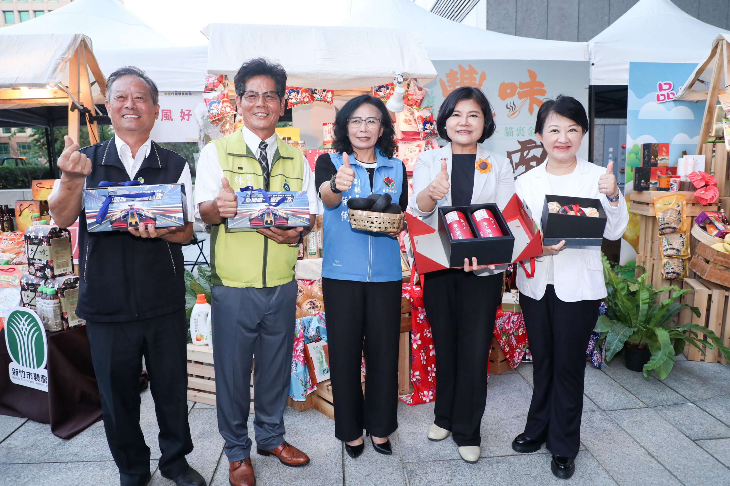 從新社花海看區域經濟整合 中台灣農業區域合作新典範 24 %E5%B8%82%E9%95%B7%E7%9B%A7%E7%A7%80%E7%87%95%E8%88%876%E7%B8%A3%E5%B8%82%E9%A6%96%E9%95%B7%E5%8F%8A%E4%BB%A3%E8%A1%A8%E5%85%B1%E5%90%8C%E5%87%BA%E5%B8%AD%E4%B8%A6%E4%B8%80%E4%B8%80%E5%B7%A1%E7%A6%AE%E7%8F%BE%E5%A0%B4%E5%90%84%E7%B8%A3%E5%B8%82%E8%BE%B2%E7%94%A2%E5%93%81 1 scaled