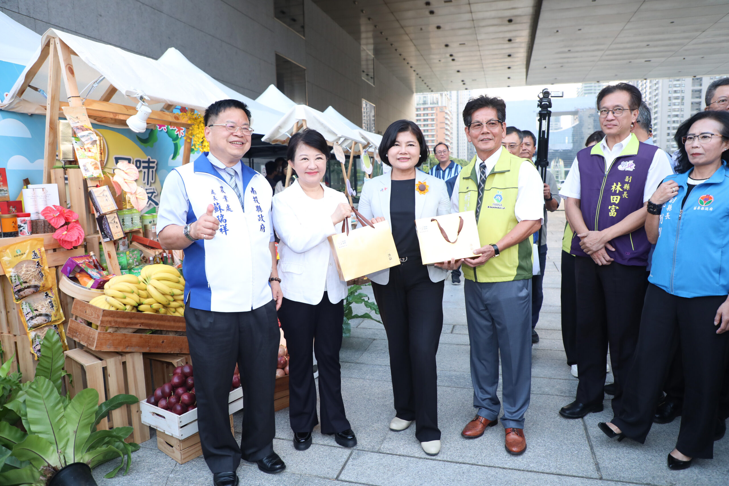 從新社花海看區域經濟整合 中台灣農業區域合作新典範 25 %E5%B8%82%E9%95%B7%E7%9B%A7%E7%A7%80%E7%87%95%E8%88%876%E7%B8%A3%E5%B8%82%E9%A6%96%E9%95%B7%E5%8F%8A%E4%BB%A3%E8%A1%A8%E5%85%B1%E5%90%8C%E5%87%BA%E5%B8%AD%E4%B8%A6%E4%B8%80%E4%B8%80%E5%B7%A1%E7%A6%AE%E7%8F%BE%E5%A0%B4%E5%90%84%E7%B8%A3%E5%B8%82%E8%BE%B2%E7%94%A2%E5%93%81 2 scaled